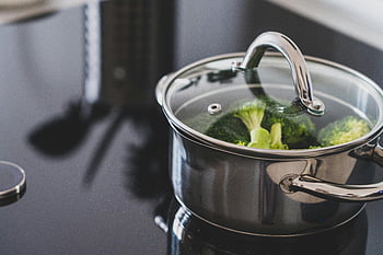 broccoli, stainless steel cooking pot, steaming broccoli, modern stovetop, indoor cooking, close-up broccoli, healthy cooking, kitchen appliance, vegetable cooking, steam cooking, modern kitchen