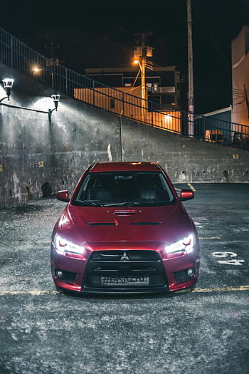 Červený Mitsubishi Lancer Evo, parkoviště, noc, městské pozadí, osvětlení, auto, mitsubishi, lancer evo, červené auto, noční scénu