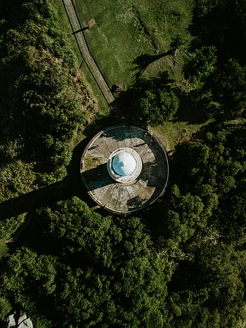 조감도, 원형 구조, 무성한 녹지, Paranaguá 브라질, 무인 항공기, 나무가 있는 건물, 주변 나무, 하향식 관점, 건축 특징, 자연 경관