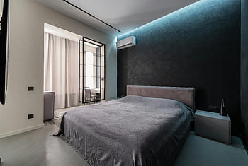 Yatak, Geniş yatak odası, klima, çağdaş yatak odası, minimalist tasarım, yumuşak aydınlatma, rahat atmosfer, modern iç, yatak odası dekorasyonu, temiz çizgiler, nötr renkler