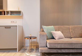 modernes Wohnzimmer, Gemütliches Sofa, Lichtschränke, zeitgemäßes Dekor, Akzenttabelle, stilvolles Interieur, moderne Möbel, Wohnzimmer Design, Wohnkultur, Innenarchitektur, moderner Stil