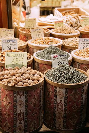 surová zrna, Istanbul Market, Turecké chutě, koření, sušené zboží, živý displej, místní turečtina, ořechy, semena, tradiční trh, Fiyat cedule