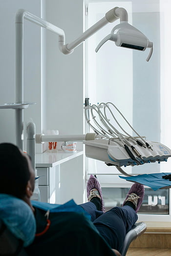 Zahnarztstuhl, geduldig, Moderne Zahnklinik, zahnärztliche Ausrüstung, zahnärztliche Instrumente, Zahnleuchte, Zahnarztpraxis, Zahnverfahren, Zahnpflege, Zahnhygiene, Zahnbehandlung