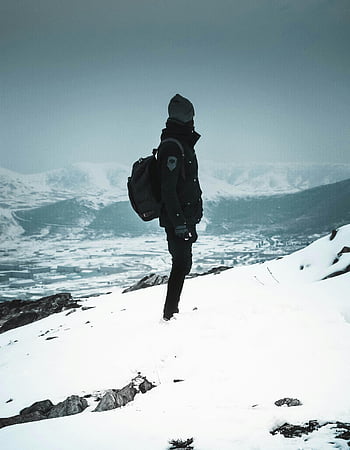 schneebedeckter Berg, einsamer Wanderer, Winterschnee, Bergblick, erforschen, weite Landschaft, Outdoor-Abenteuer, kaltes Wetter, szenische Ansicht, Naturfotografie, Backpacker