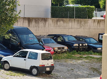 carros, estacionamento, veículos antigos, Carros dos anos 90, carros compactos, suvs, cerca, grama, parede de concreto, arvores, dia
