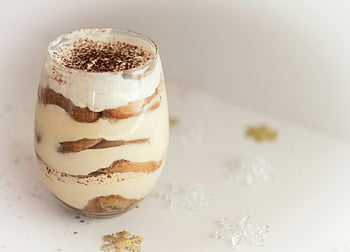 Tiramisu dezert, krémová tiramisu, Prezentace skla, kakaová poleva, chutná shovívavost, bílý povrch, Descert detect, vanilková zmrzlina, Dezertní fotografie, fotografování potravin, krémový dezert