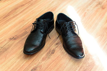 černé kožené boty, dřevěná podlaha, společenské boty, stylové boty, černé boty, kožené boty, Elegantní boty, design obuvi, Lasked boty, obuv