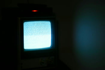 ヴィンテージテレビ、 クラシックテレビ、 静的画面、 薄暗いです、 郷愁、 レトロな雰囲気、 ヴィンテージエレクトロニクス、 古いテレビ、 アンティークテレビ、 静的ノイズ、 アンビエント照明