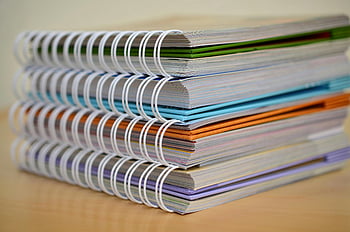 carnete spirala, Caiete colorate, Caiete legate în spirală, birou de lemn, Teme educaționale, Stack de caiete, Plasat perfect, Notebook-uri multicolore, materiale de studiu, papetărie, rechizite scolare