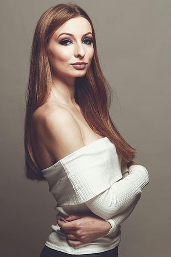Žena v bílém toku mimo ramen, Stylový studiový portrét, Mladá žena, Elegantní make -up, Elegantní účes, krása, móda, studiové fotografie
