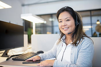 agent call centra, žena pracující, sluchátka, moderní kancelář, usmívající se, lavice, profesionální, služby zákazníkům, Nastavení kanceláře, technologie, sdělení