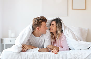 ung, par, soveværelse, sammen, kæreste, kærlighed, smil, lykkelig, mand, kvinde, voksen
