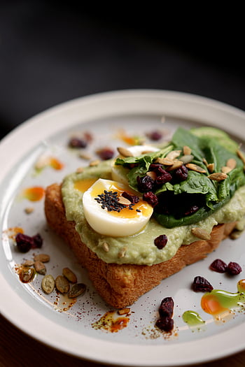 Snídaně vejce na toastu, avokádový toast, napůl vařené vejce, špenát, semena, delikátní deska, zdravá snídaně, avokádo šíří, žloutek, Toast s avokádem, snídaně jídlo