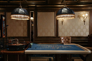 ruletový stůl, Kasino interiér, Luxusní kasino, Tradiční ruleta, Stylové lampy, kasino dekor, herní stůl, Atmosféra kasina, Elegantní kasino, Kasino osvětlení, Kasino nábytek