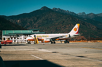 Bhutan Airlines, Letiště Paro, osobní letadlo, asfaltovat, horské pozadí, pohled, letadlo, zaparkované letadlo, Bhútán, letiště, hory