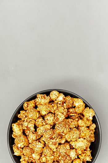 karamelový popcorn, černá keramická mísa, Delicious Popcorn, přetékající mísa, dostatek prostoru pro kopie, Svačina, sladký popcorn, mísa popcorn, Karamelové svačiny, keramická mísa, fotografování potravin