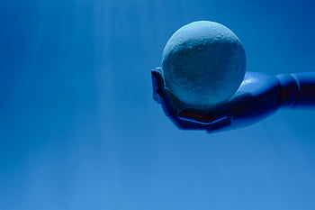 robot kéz, izzó égi gömb, futurisztikus téma, kék háttér, kerek tárgy, robot keze, futurisztikus design, égitest, robot technológia, Futurisztikus művészet, izzógömb