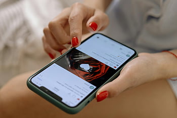 vrouw, smartphone, sociale media, browsing, rode nagels, detailopname, binnen-, handen, mobiele telefoon, sociaal netwerken, app