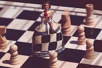 Schachbrett, Schachfiguren, Königin Schach, Figur auf Schachbrett, Strategiespiel, Schachkunst, Fantasieschach, Holzbauern, Brettspiel, fantasievolle Szene, symbolisches Spiel