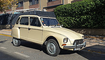 Citroen Dyane, 1978, staromodny samochód, kolor beżowy, zaparkowany, ulica, jesienne liście, Europejska tablica rejestracyjna, bagażnik dachowy, klasyczny samochód, widok z boku