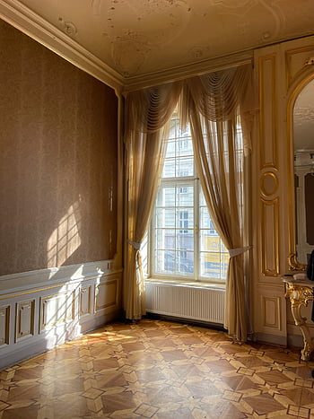 camera del palazzo d'epoca, flusso di luce solare, interni riccamente decorati, tende vintage, interno del palazzo, soffitto ornato, Accenti d'oro, parquet, architettura classica, arredamento elegante, vista della finestra