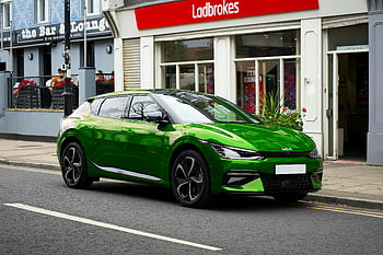 kia, mobil listrik, mobil hijau, Desain ramping, mobil yang diparkir, liverpool, Inggris, jalan parkir, pemandangan kota, kendaraan listrik, mobil modern