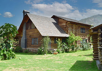 braunes Holzhaus, grüne Wiese, Charmantes Blockhaus aus Holz, üppiger grüner Hof, La Paz, Bolivien, klarer blauer Himmel, Blockhaus, grünes Gras, Holzhaus, la paz