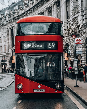 červený dvoupatrový autobus, oxfordský cirkus, Londýnská veřejná doprava, klasický červený autobus, Londýnské ulici, ikonická doprava, dvojpatrový autobus, červený autobus, Autobus Oxford Circus, Londýnská autobusová zastávka, městskou dopravu