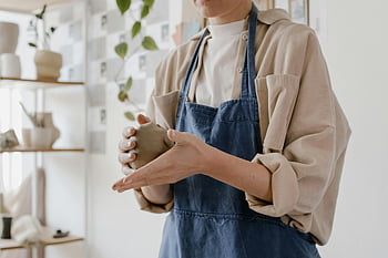 vrouw, zachte klei, Keramische Studio, pottenbakkerij, schort, bouwen, Bright Studio, keramische kunst, handgemaakt, artiest, kleien werk