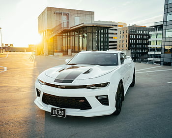 White Chevrolet Camaro, zaparkováno, des moines, teplý západ slunce, záře, bílé auto, Černé pruhy, městském prostředí, Iowa poznávací značka, moderní architektura, panoráma pozadí