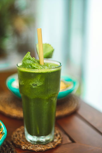 grön smoothie, glas kopp, bambu halm, träbord, frisk dryck, uppfriskande drink, grön juice, smoothylglas, frisk smoothie, grön dryck