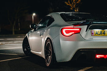 Bílá Toyota GT86, Černé časopisy, zpětný pohled, Elegantní sportovní auto, rušič vztlaku, Osvětlená zadní světla, zaparkované v noci, bílé sportovní auto, noční scénu, koncová světla