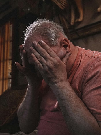starší muž, ruce na obličej, emoční nouze, poignantní okamžik, zoufalá scéna, stárnoucí jednotlivec, krycí obličej, Emoční bolest, starší občan, emocionální projev