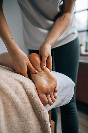masáž nohou, relaxace, Uklidňující masáž, vnitřní prostředí, Konečná relaxace, uklidňující prostředí, masážní terapeut, péče o nohy, lázeňská léčba, masážní relace, Relaxační terapie