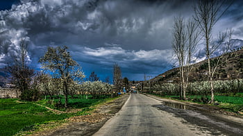 Kalam Pákistán, venkovské silnici, živá zeleň, dramatické mraky, prázdné betonové silnici, stromy a trávy, modrá obloha, těžké mraky, ohromující scéna, krajina krajiny, fotografování přírody