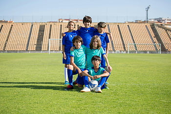 děti fotbal, fotbalové hřiště, mladí kluci, Fotbalové uniformy, pózuje s míčem, skupinové foto, venkovní sporty, mládeže, foto týmu, sportovní fotografie