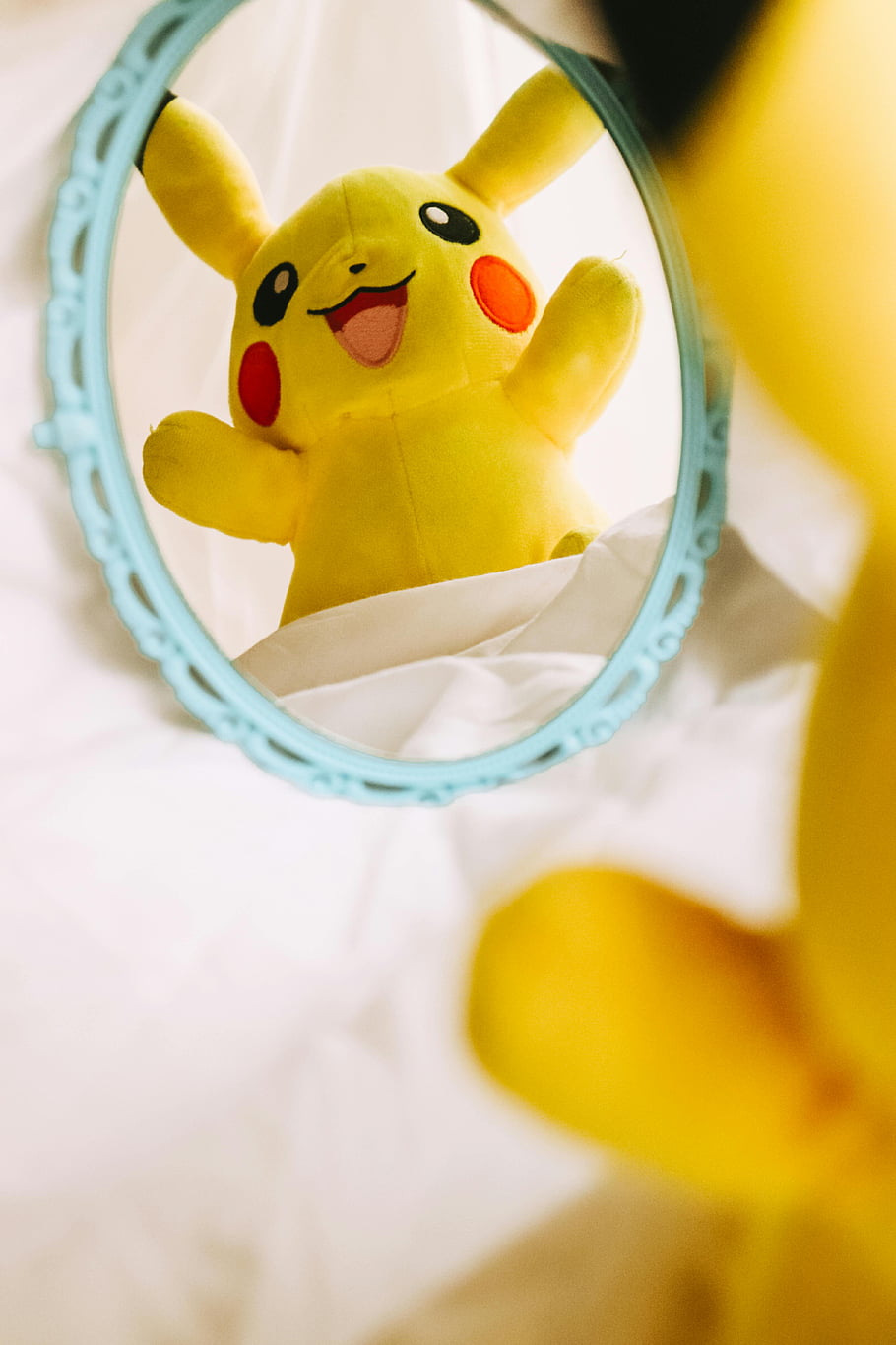 peluche ikachu, adorabile Pikachu, colori luminosi, espressione gioiosa, riflessione giocosa, immagine riflessa, peluche giallo, giocattolo carino, Peluche Pokémon, Pikachu ripieno, Pikachu di peluche