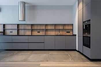 moderne Küche, Geräumige Küche, Minimalistische graue Schränke, effizientes Layout, Schlanke Küche, zeitgenössische Küche, moderne wohnung, graue Schränke, Offene Regale, Edelstahlhaube, Holzboden