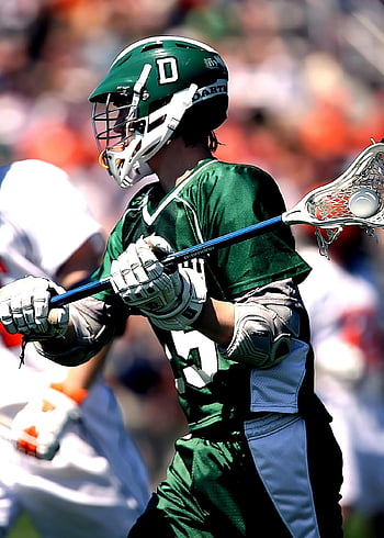 giocatore di lacrosse, uniforme verde, giochi all'aperto, casco verde e bianco, Atleta focalizzato, bastone di lacrosse, azione sportiva, sport di squadra, gioco competitivo, Jersey verde, guanti bianchi