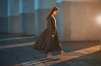 kvinna går, grå yta, blommig klänning, snygg kvinna, dämpad belysning, utomhus scen, urbana miljö, modefotografi, Vardaglig stil, modernt sätt, gatustil