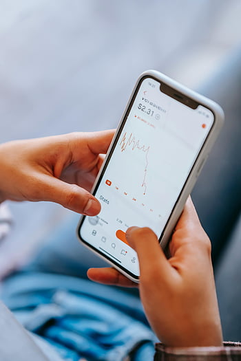 chytrý telefon, Finanční aplikace, data skladu, Detailní ruce, během dne, mobilní zařízení, finanční sledování, akciový trh, Rozhraní aplikace, interakce uživatele, Finanční analýza