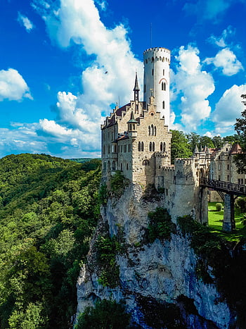 hrad lichtenstein, posazený na útesu, svěží zeleň, Vibrující modrá obloha, krásný hrad, historické architektury, scénické krajiny, německý hrad, Přírodní krásy, cíl cesty, letecký pohled