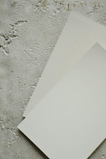 valkoiset paperit, betonipinta, malli, kuvioitu tausta, tyhjät arkit, diagonaalinen sijoittelu, minimalistinen koostumus, valkoiset levyt, betonirakenne, mallinnus, paperi betonilla