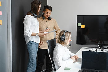 コールセンター、 働く人々、 オフィスコラボレーション、 ドキュメントの議論、 コンピューターで作業する、 同僚、 ヘッドセット、 オフィス環境、 プロの環境、 チームワーク、 職場