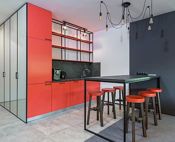Moderne køkkendesign, Røde skabe, barstole, industriel belysning, kreativt køkkendesign, moderne køkken, køkkenbord, køkkenskabe, køkkenkøleskab, køkken indretning, køkken møbler