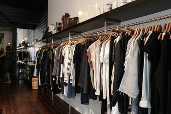 ramínko, trendy móda, Nastavení butiku, Rozmanité styly oblečení, Elegantní butik, oblečení, Módní butik, butikový interiér, Stylové oblečení, Butikové oblečení, Butiková móda