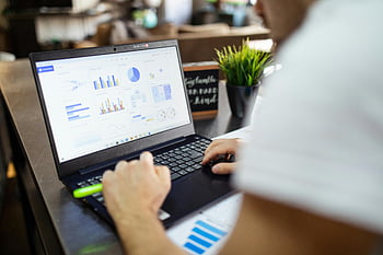 Obchodní analýzy, grafy a grafy, moderní kancelář, černý a šedý notebook, zaměřená práce, Vizualizace dat, Nastavení kanceláře, Profesionální práce, laptop obrazovky, kancelářský stůl, Moderní pracovní prostor