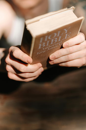 Sacra Bibbia, colpo del primo piano, mani che tengono, Bibbia aperta, fede, riflessione, versione di re james, testo religioso, lettura spirituale, copertina del libro, simbolo religioso