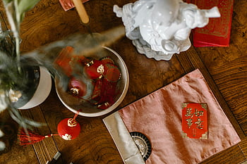 kínai újév, Piros borítékok, piros lámpák, flatlay, fa felület, dekoráció, vibráló, ünnepies, hagyományos, kultúra, ünneplés