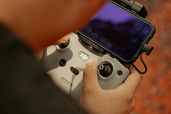 ドローンコントローラー、 スマートフォン、 空中景色、 モダンドローン、 付属のスマートフォン、 風光明媚な景色、 ドローンジョイスティック、 手を使って、 djiコントローラー、 ドローン写真、 空撮